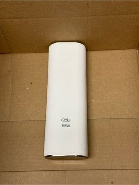 Oral-B Braun Magnetic Toothbrush Travel Case (White/Silver)